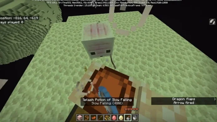 End adasında beyaz küp şeklindeki bir yaratığa binmiş Minecraft karakteri bakış açısı. Ekranda iksir simgesi ve oyun arayüzü görünmektedir.