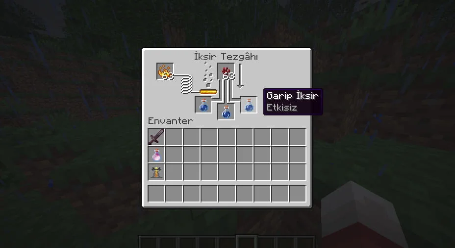 Minecraft simya standında Nether Wart ve su şişeleri kullanılarak hazırlanan Garip İksir (Awkward Potion) aşaması.