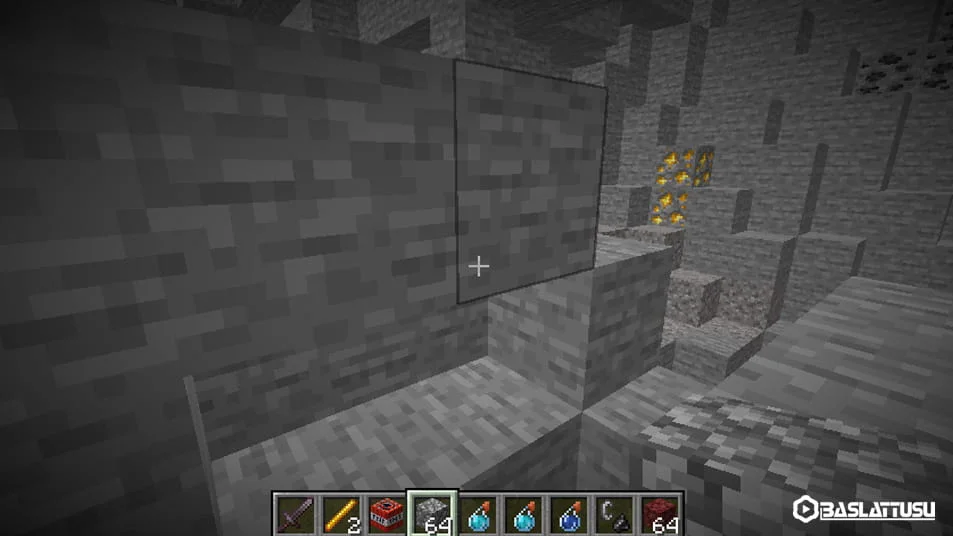 Minecraft'ta iksir standı (masası) yapımı için gerekli olan kırıktaş bloğunun madenden çıkarılması.